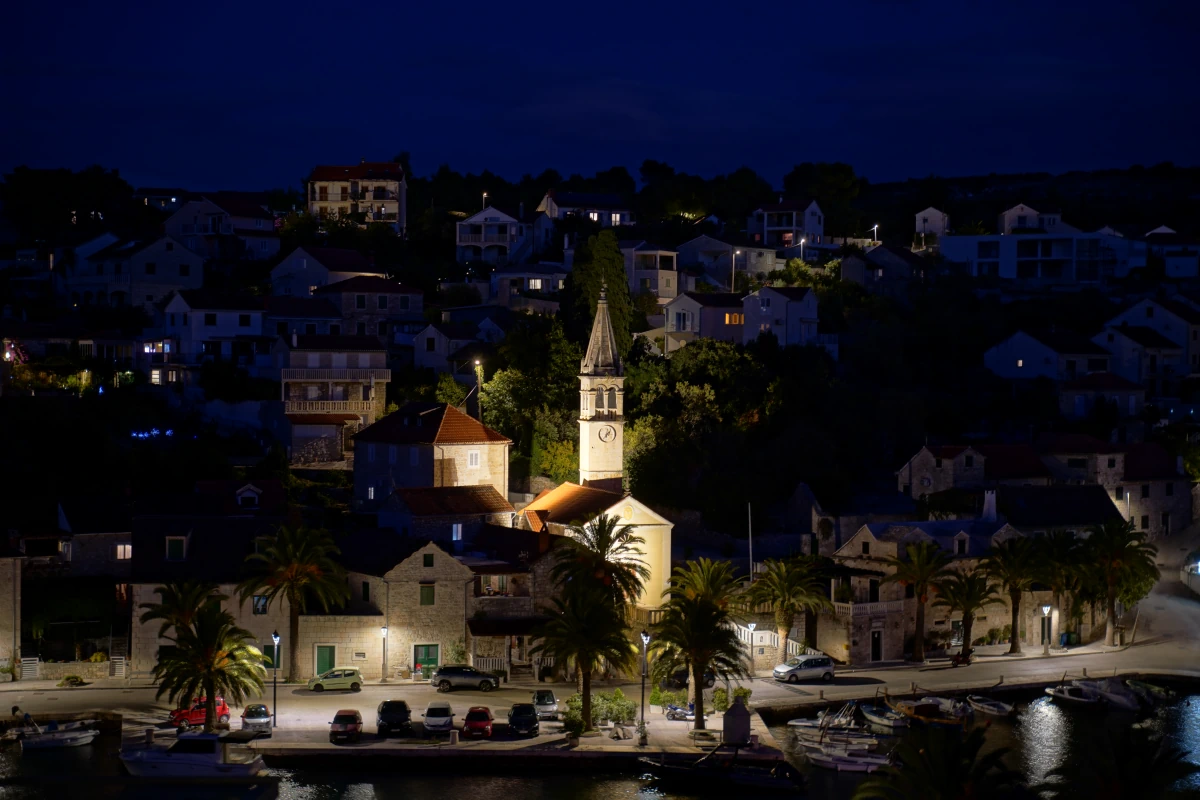 Splitska auf Brač in der Blauen Stunde
