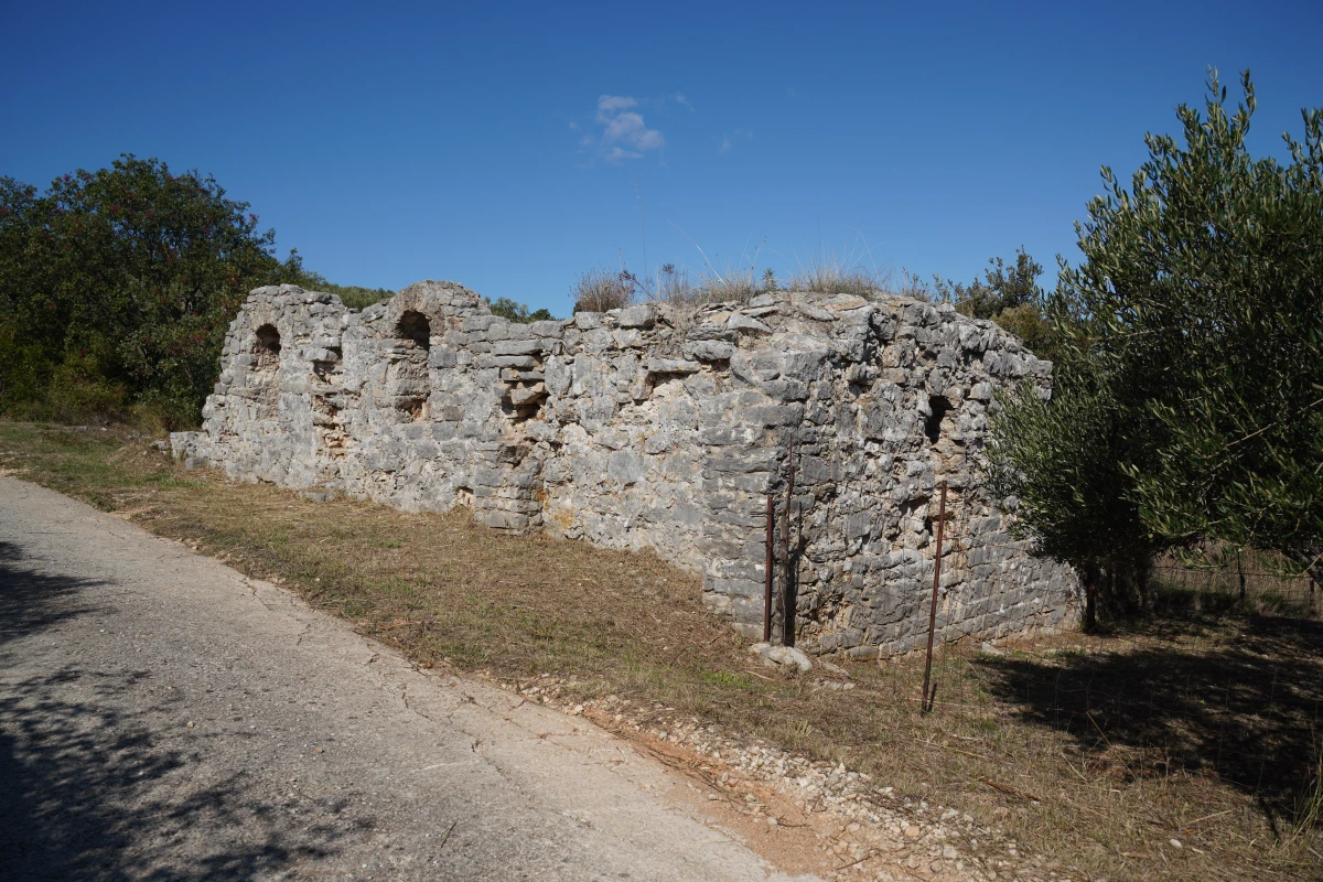 Frühchristliche Jadro-Kirche (Ruine) an der Straße zwischen Supetar/Splitska nach Škrip auf Brač