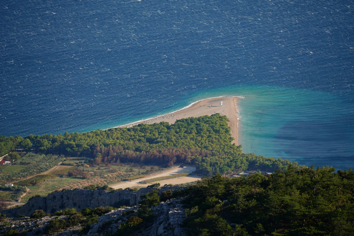 Goldenes Horn (zlatni rat) in Bol auf Brač, gesehen vom Parkplatz von Vidova Gora