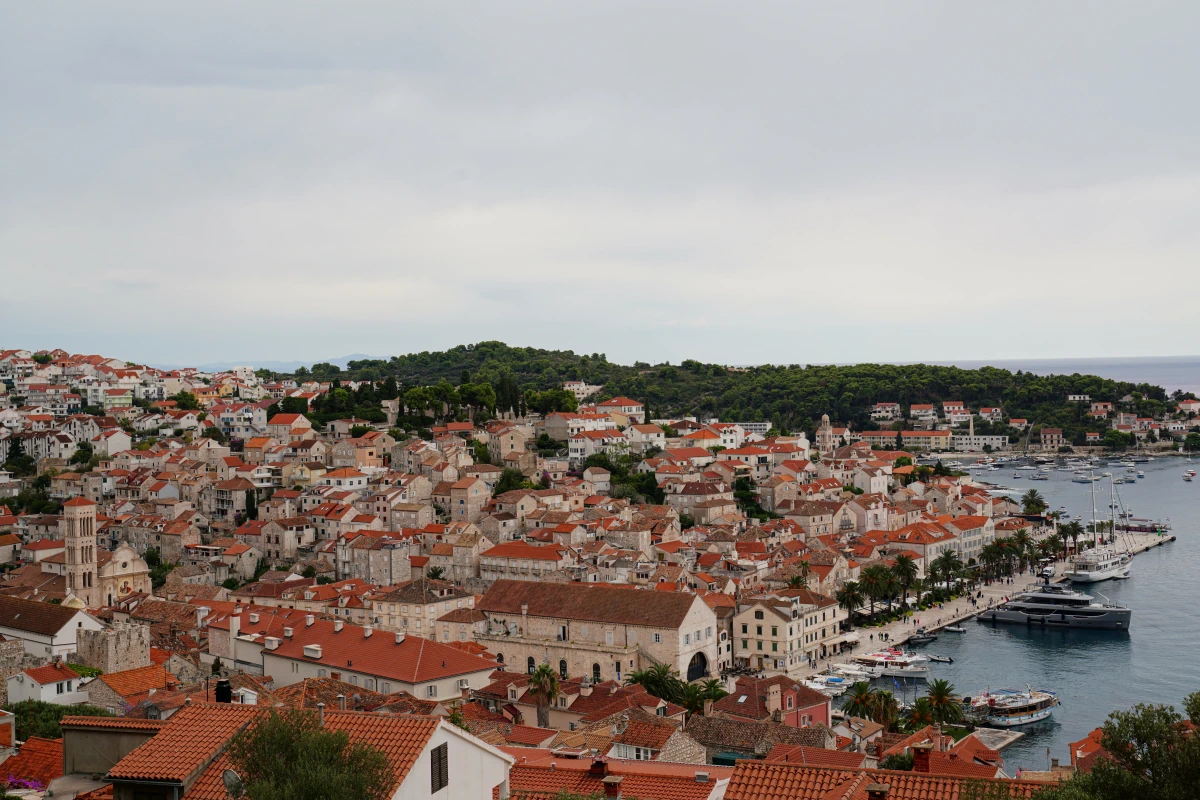Hvar-Stadt vom unteren Ende der Treppe zur Rosenkranzkönigin-Kirche
