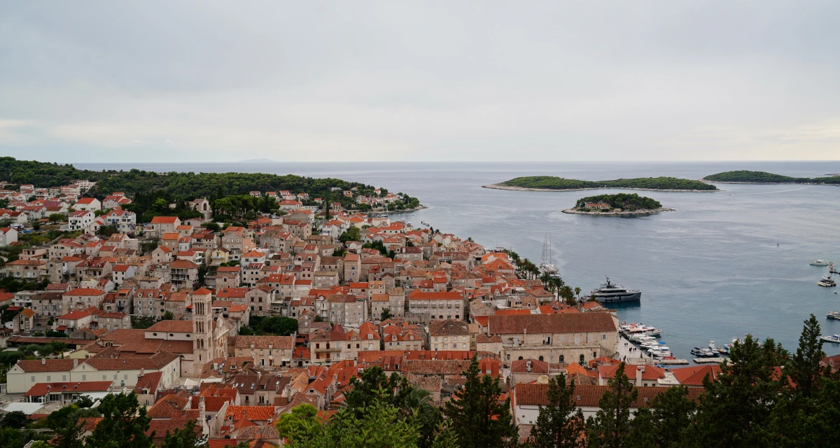 Hvar-Stadt vom „Free Hvar viewpoint“ unterhalb der Fortica (Spanische Festung)