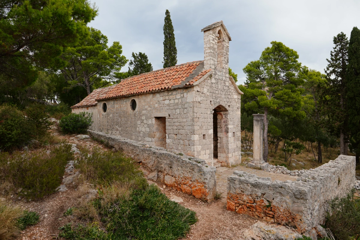 Die kleine Kirche Maria Rosenkranzkönigin (Crkva Gospa od Ružarija) bei der Fortica (Spanische Festung) von Hvar-Stadt