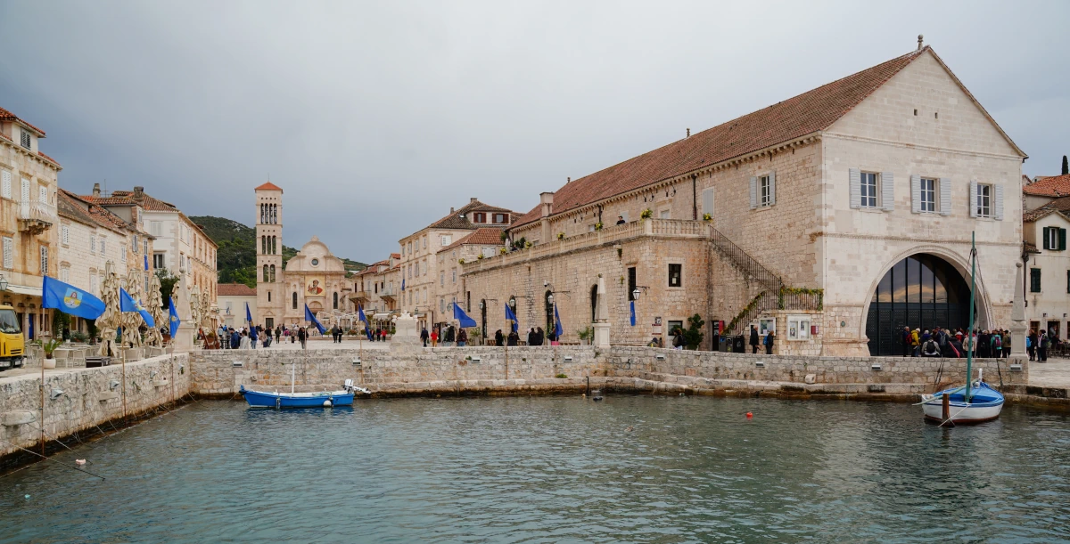 Hauptplatz (St.-Stefan-Platz, Trg Sv. Stjepana, Pjaca) von Hvar-Stadt, rechts das Arsenal