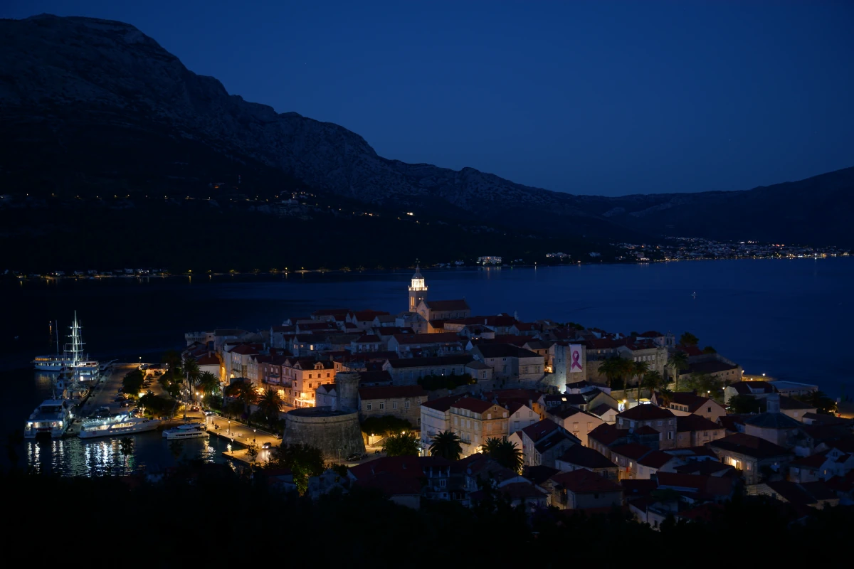 Korčula-Stadt (Stari Grad – „Altstadt“) in der Blauen Stunde, gesehen vom „Korcula Viewpoint“