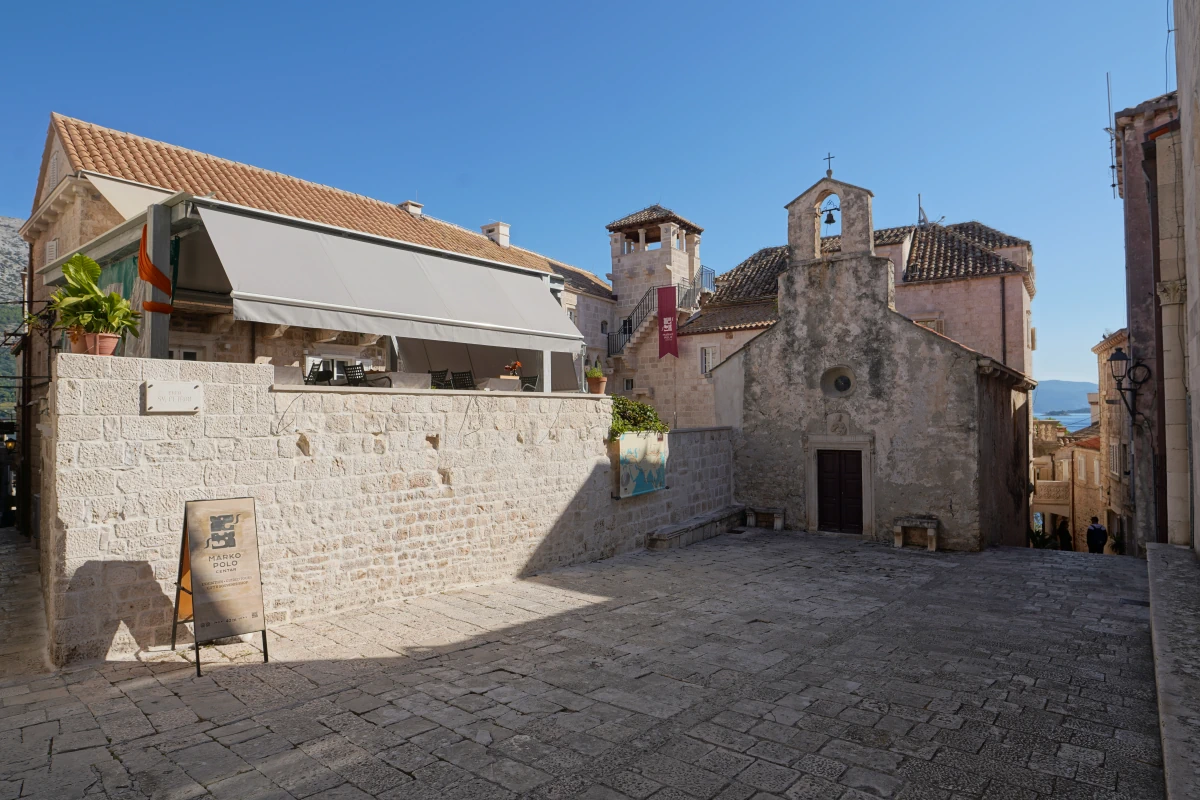 Marko Polo Centar (angebliches Geburtshaus von Marco Polo, hinter der Kirche) in Korčula-Stadt