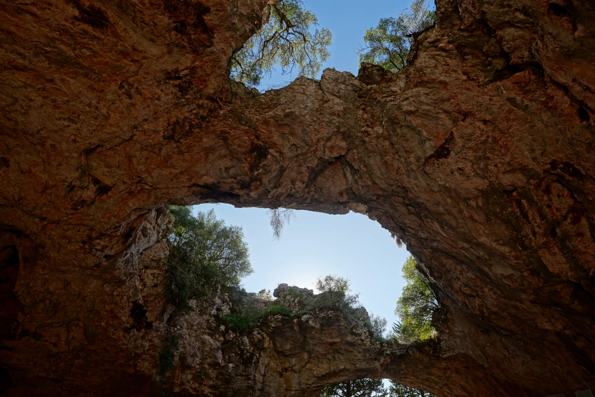 Löcher in der Decke von Vela Spila in Vela Luka auf Korčula