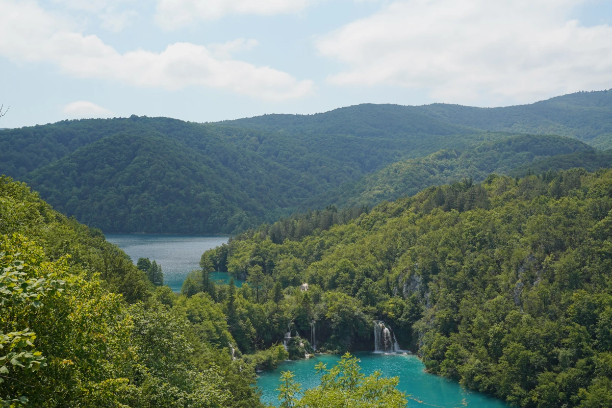 Aussichtspunkt nahe der Flurbahn-Station 1 an den Plitvicer Seen; zu sehen ist der Wasserfall Milanovački Slap zwischen Kozjak- und Milanovac-See