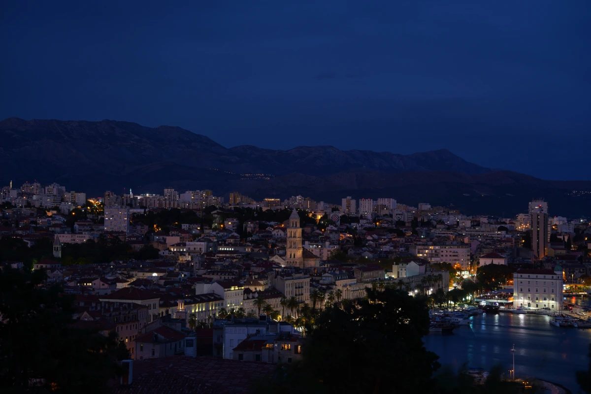 Split in der Blauen Stunde, gesehen von der Marjan-Aussichtsplattform, in der Mitte der Glockenturm der St.-Domnius-Kathedrale im Diokletianspalast