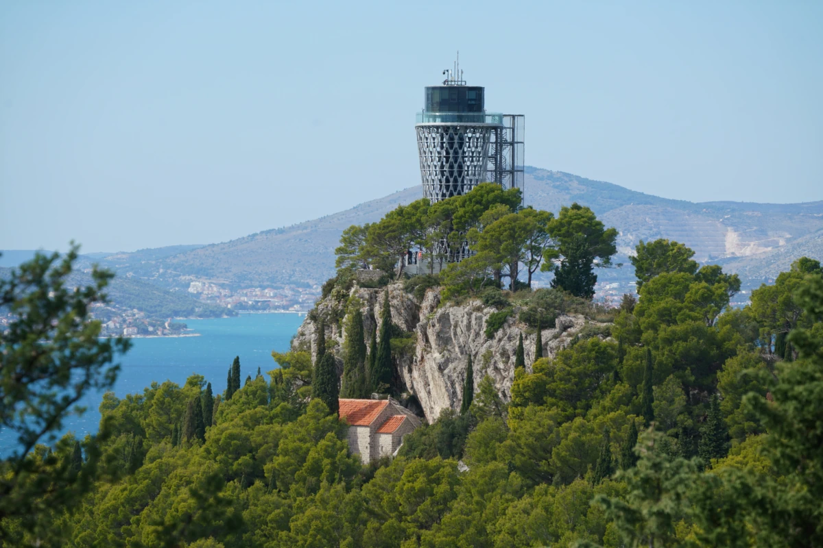 Vidikovac-Aussichtsturm im Marjan-Waldpark in Split