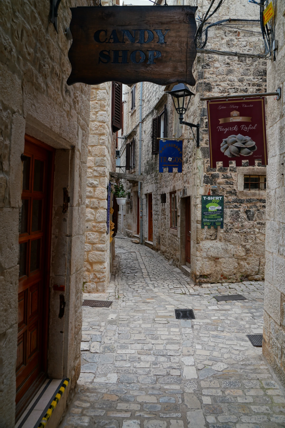 Enge, dunkle Gasse in Trogir/Trau