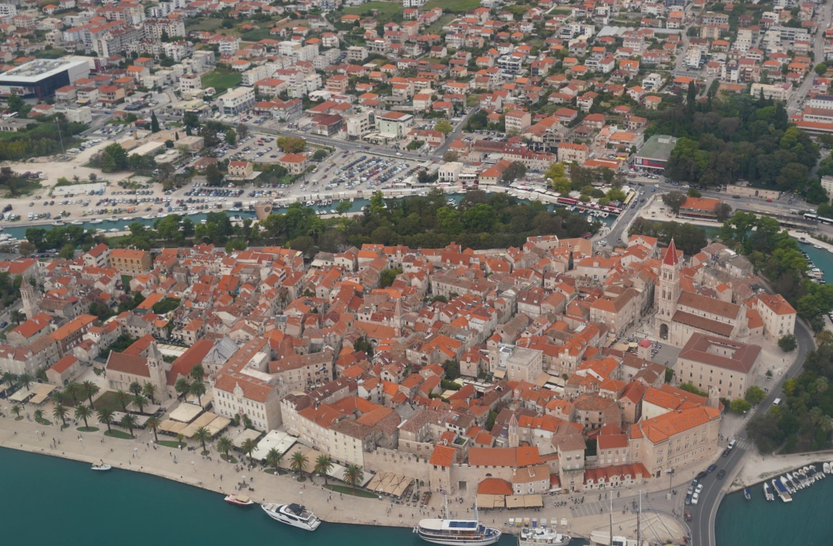 Luftbild von Trogir dt. Trau (unten)