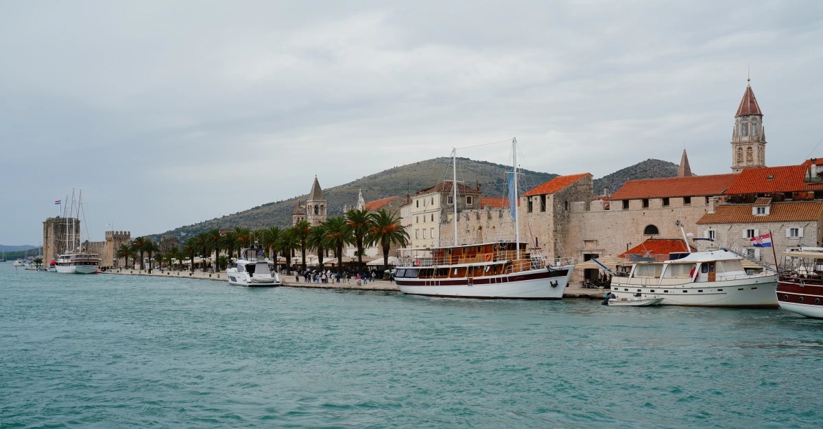 Promenade von Trogir/Trau, gesehen von der Brücke zur Insel Čiovo