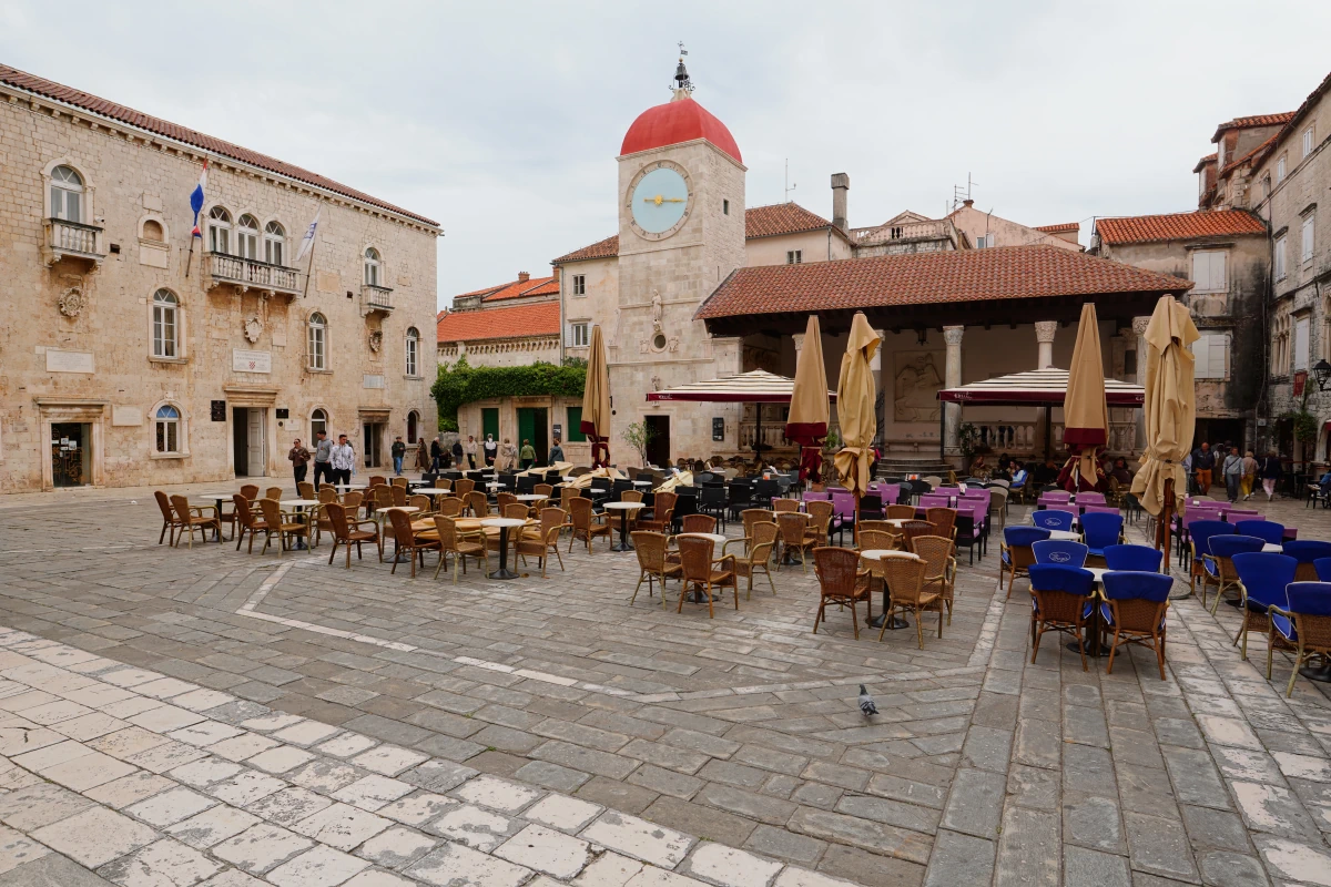 Stadtloggia mit Uhrturm, links das Rathaus von Trogir/Trau