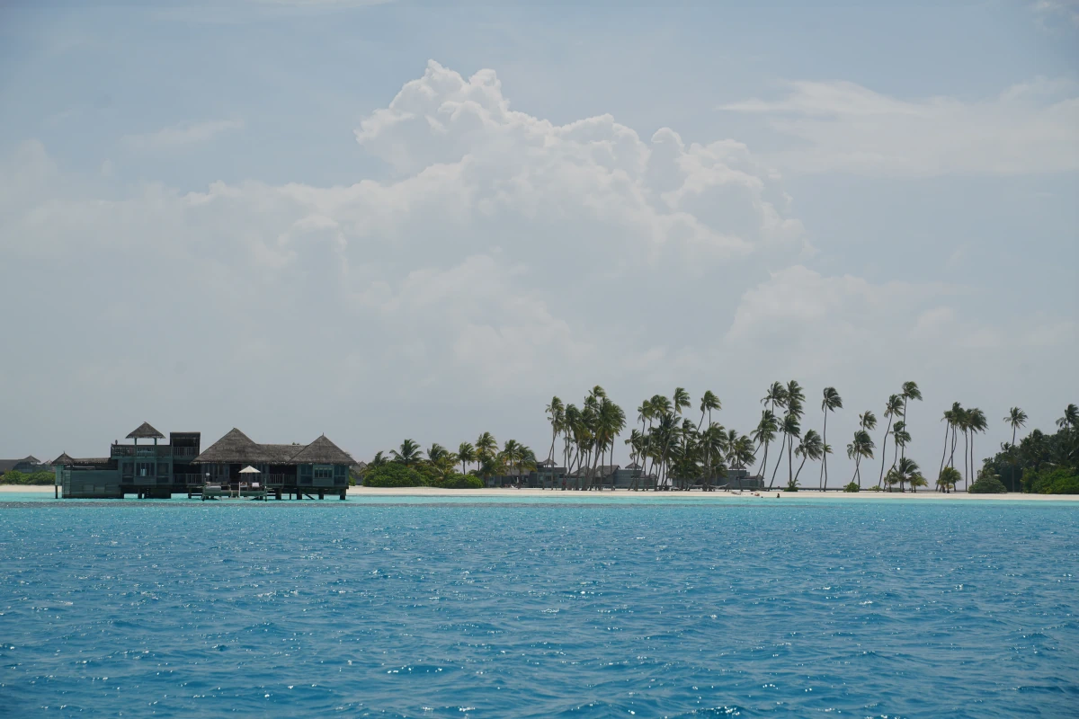 Robinson-Crusoe-Retreat (links) auf Lankanfushi (hinten)