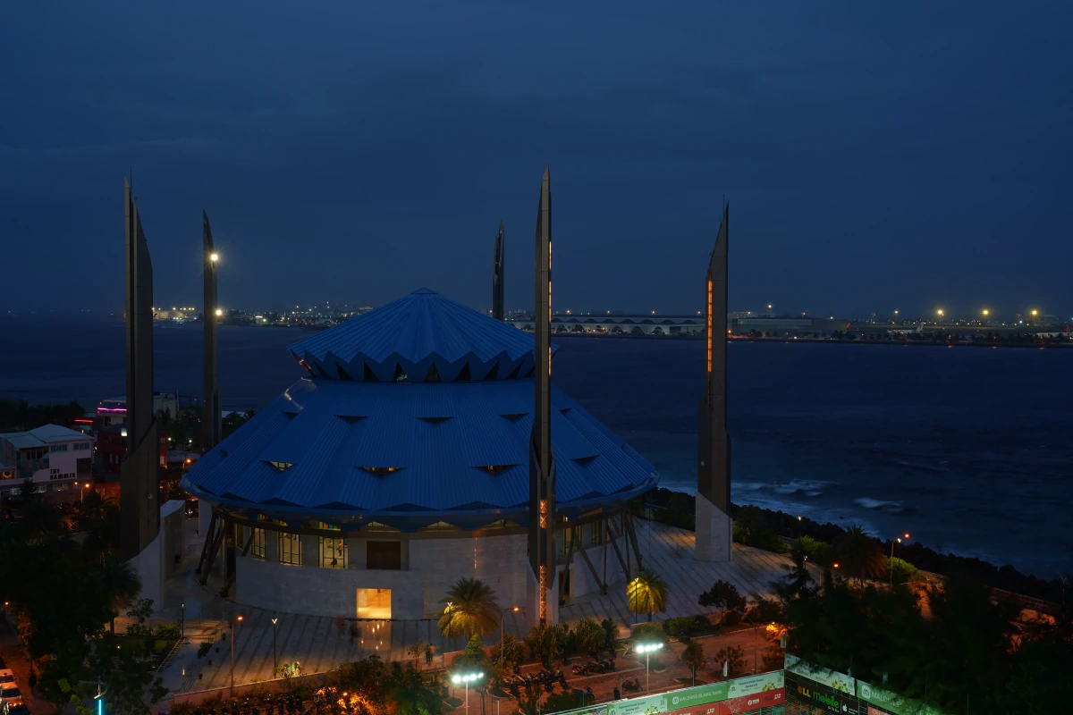 König-Salman-Moschee in Malé in der Blauen Stunde, vom Hotelrestaurant des Summer Beach aus gesehen