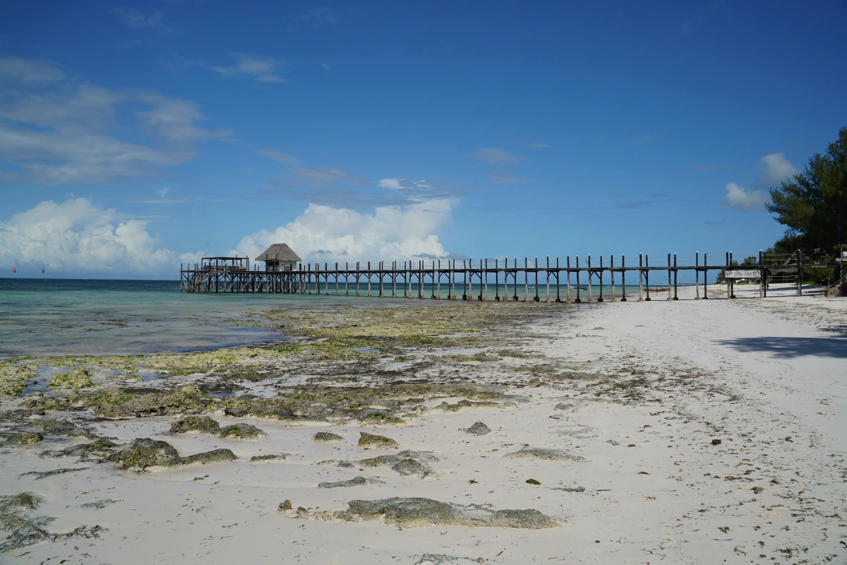 Jambiani Beach mit der Seebrücke des Spice Hotels und dessen Jetty Bar