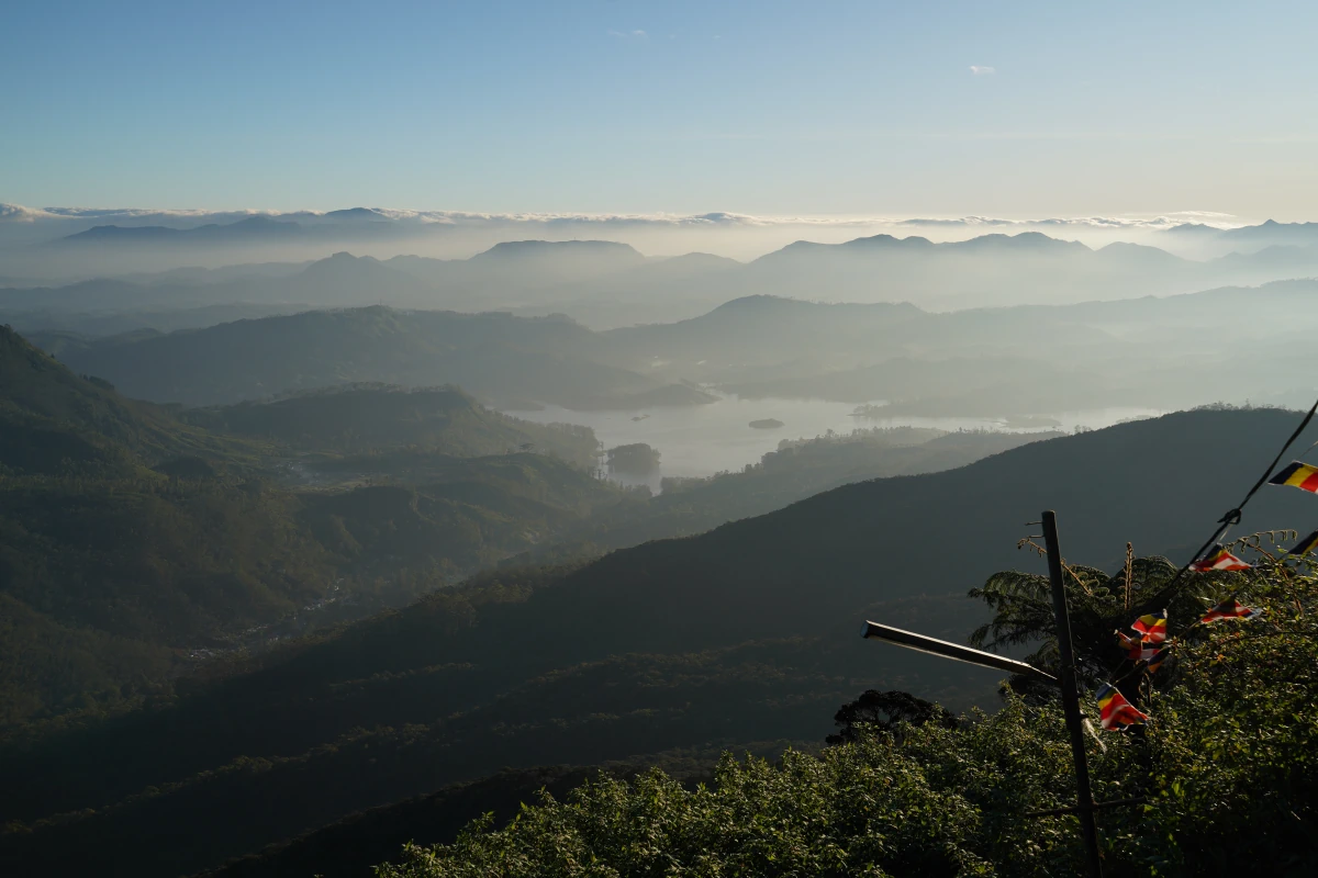 Maskeliya-See vom Adam’s Peak, unten links ist der Anfang des Pfades mit den ganzen Ständen