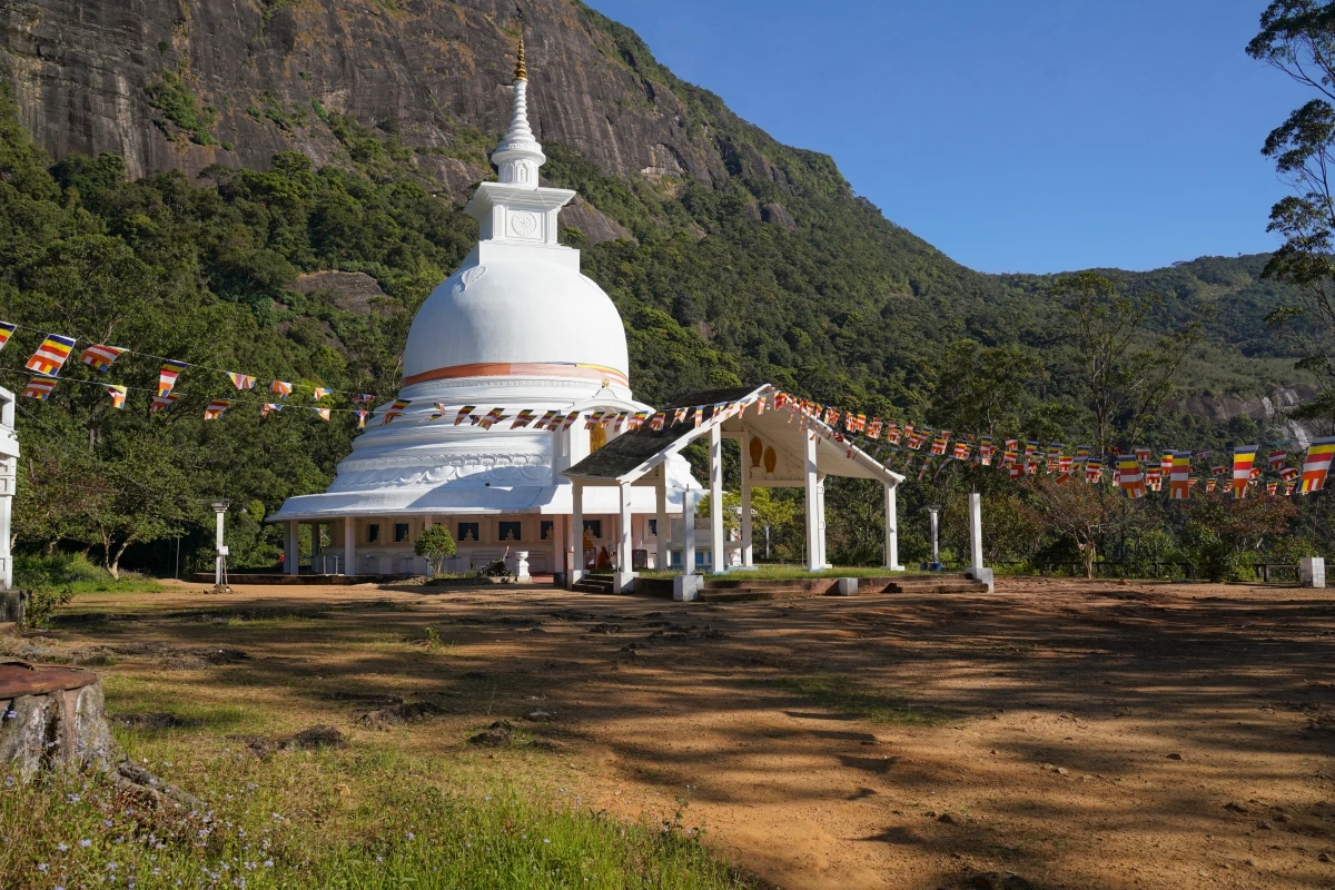 Friedens-Pagode am Fuße des Adam’s Peak