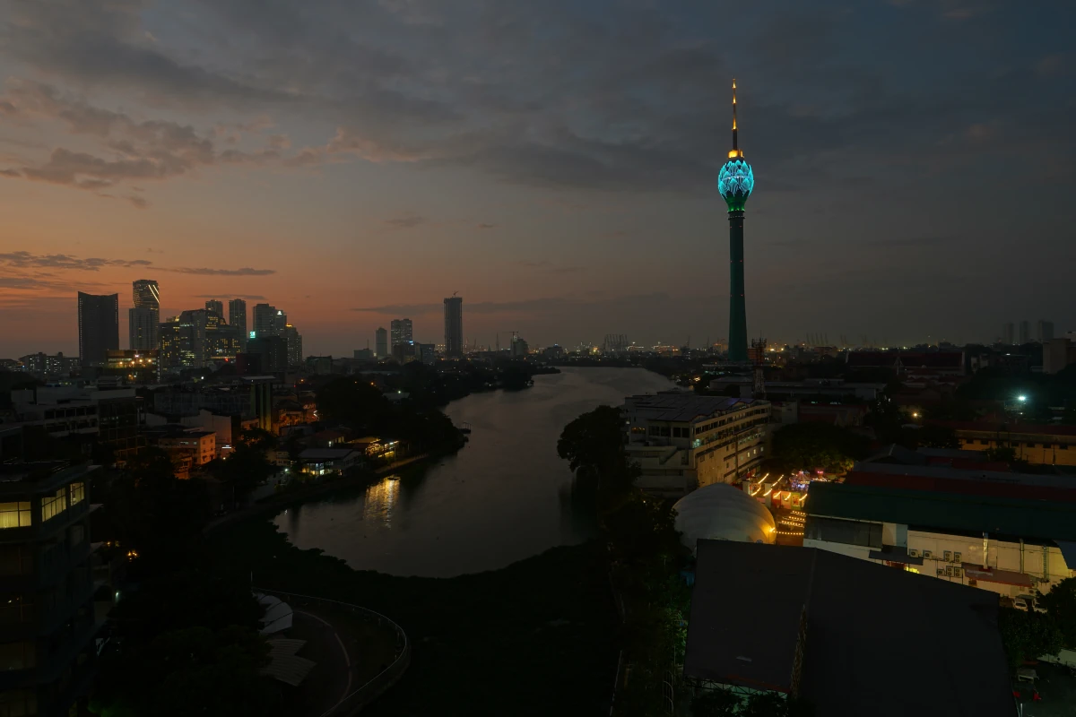 Beira Lake in Colombo am Abend mit Lotusturm, gesehen vom Headquarters by W15