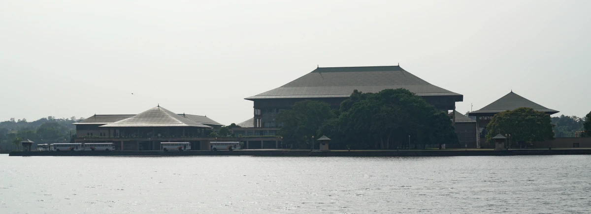 Neues Parlament von Sri Lanka in Colombo/Kotte, fertiggestellt 1986, befindet sich zum einfacheren Schutz auf einer Insel in einem See mit Krokodilen