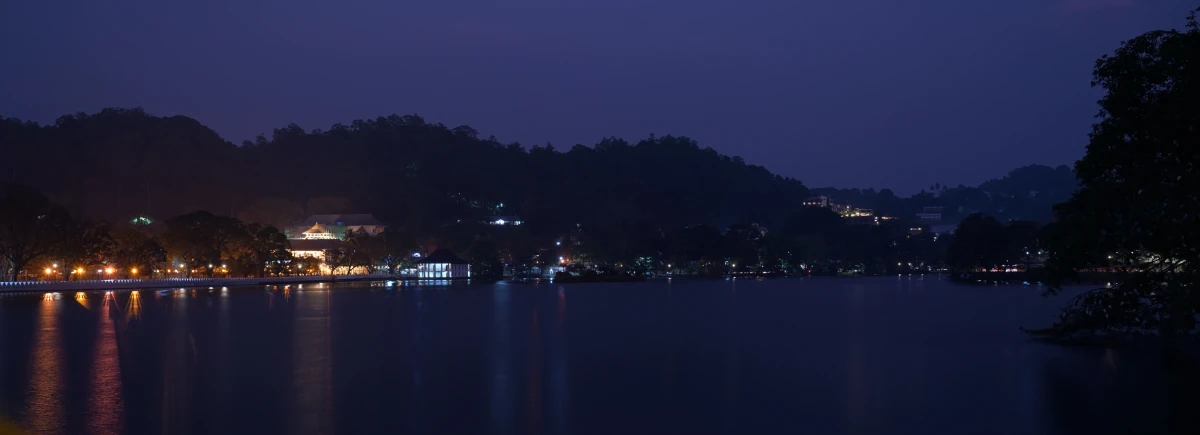 Kandy-See. Links der Zahntempel.