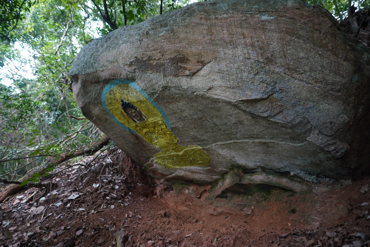 Felsüberhang mit Buddha, vermutlich die Maithree-Höhle