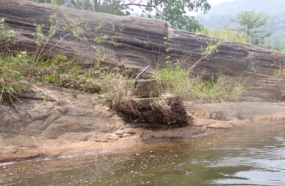 Fundament der Holzbrücke aus Die Brücke am Kwai am Kelani-Fluss