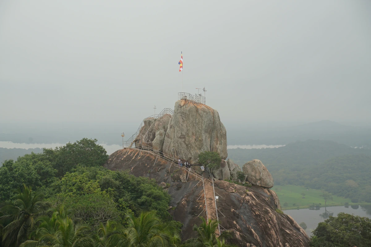 Blick vom Mihintale-Stupa auf den Mihintale-Felsen