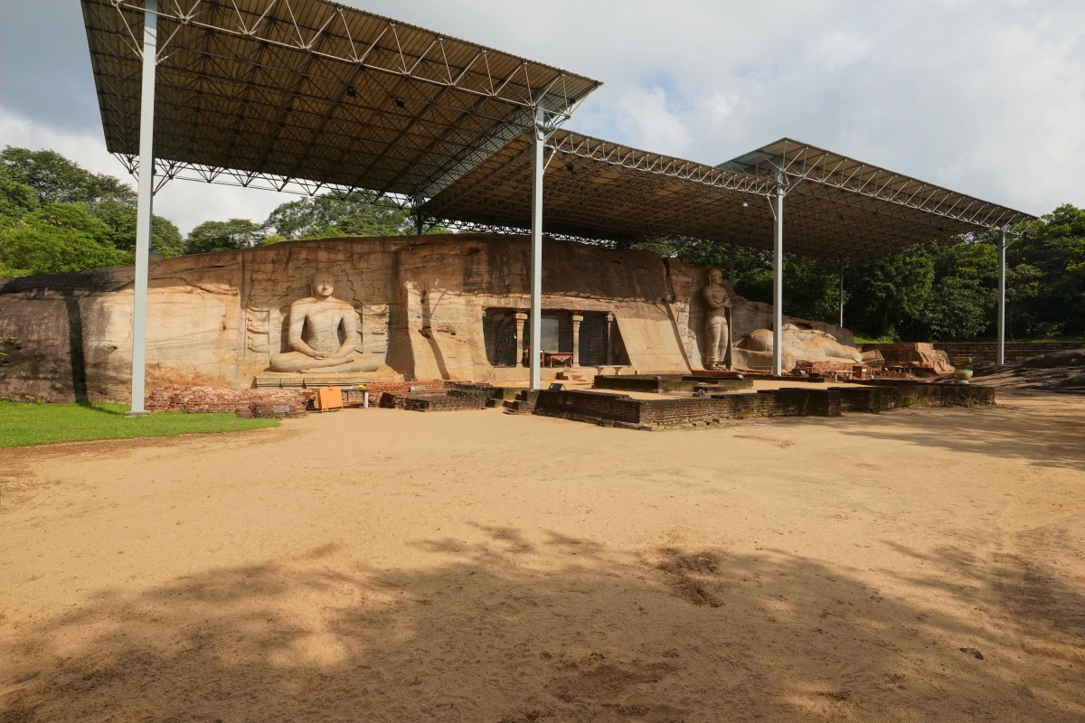 Meditierender, mahnender und sterbender Buddha von Gal Vihara in Polonnaruwa