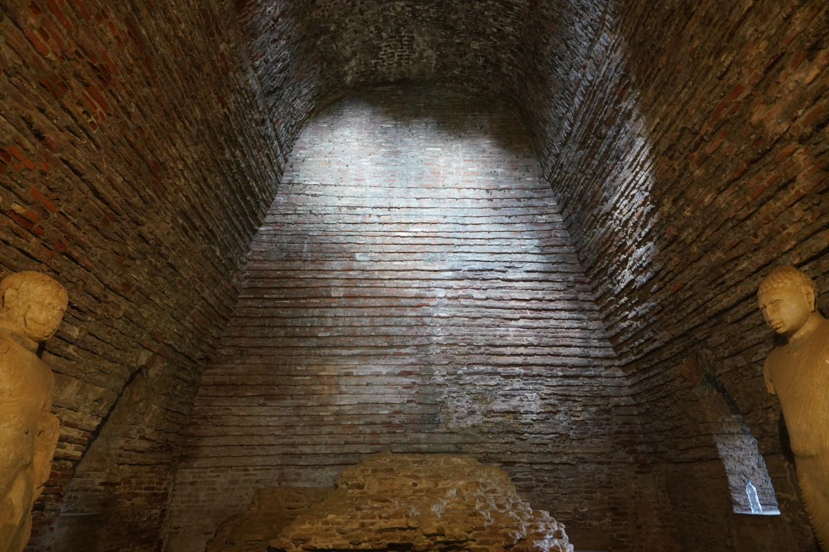 Im Thuparamaya von Polonnaruwa – links und rechts die Statuen aus Granit, hinten die Reste vom Buddha aus Ziegeln