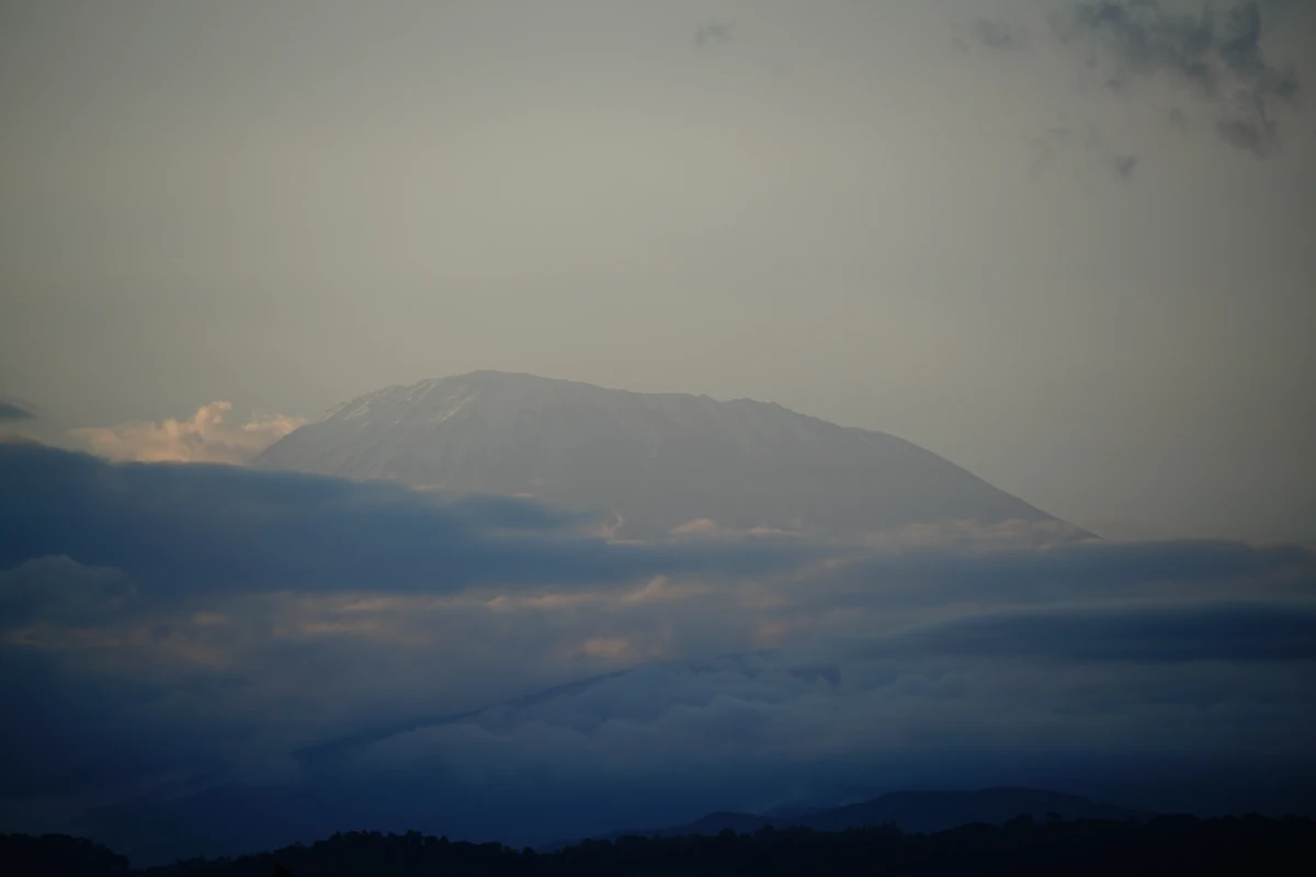 Der Kibo („Kilimandscharo“) schaut über die Wolken
