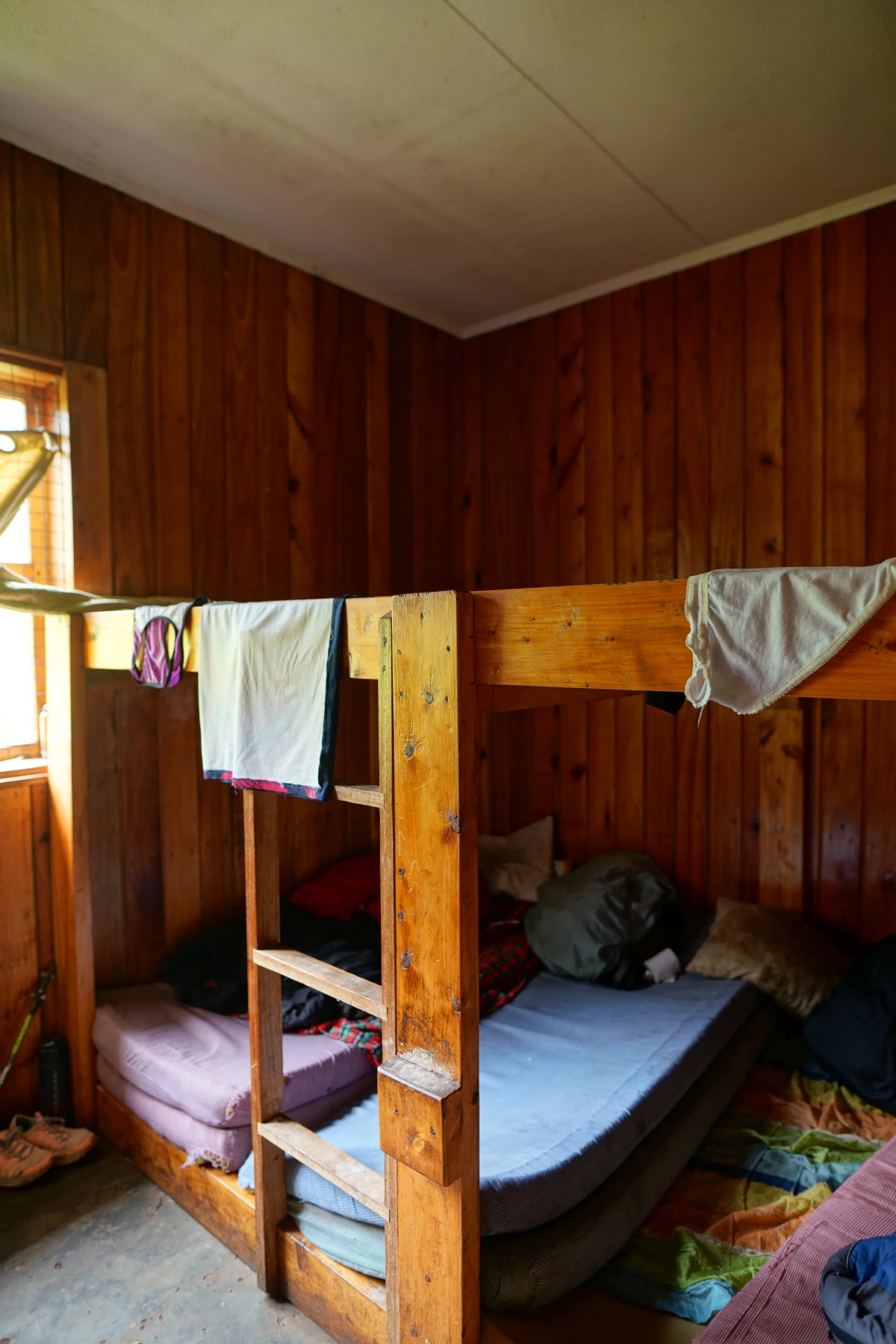 Zimmer einer Gemeinschaftsunterkunft in den Mandara-Hütten an der Marangu Route im Kilimandscharo-Nationalpark