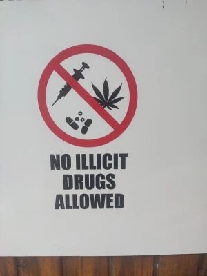 Verbotene Drogen sind im Kilimandscharo-Nationalpark verboten weil illegal.