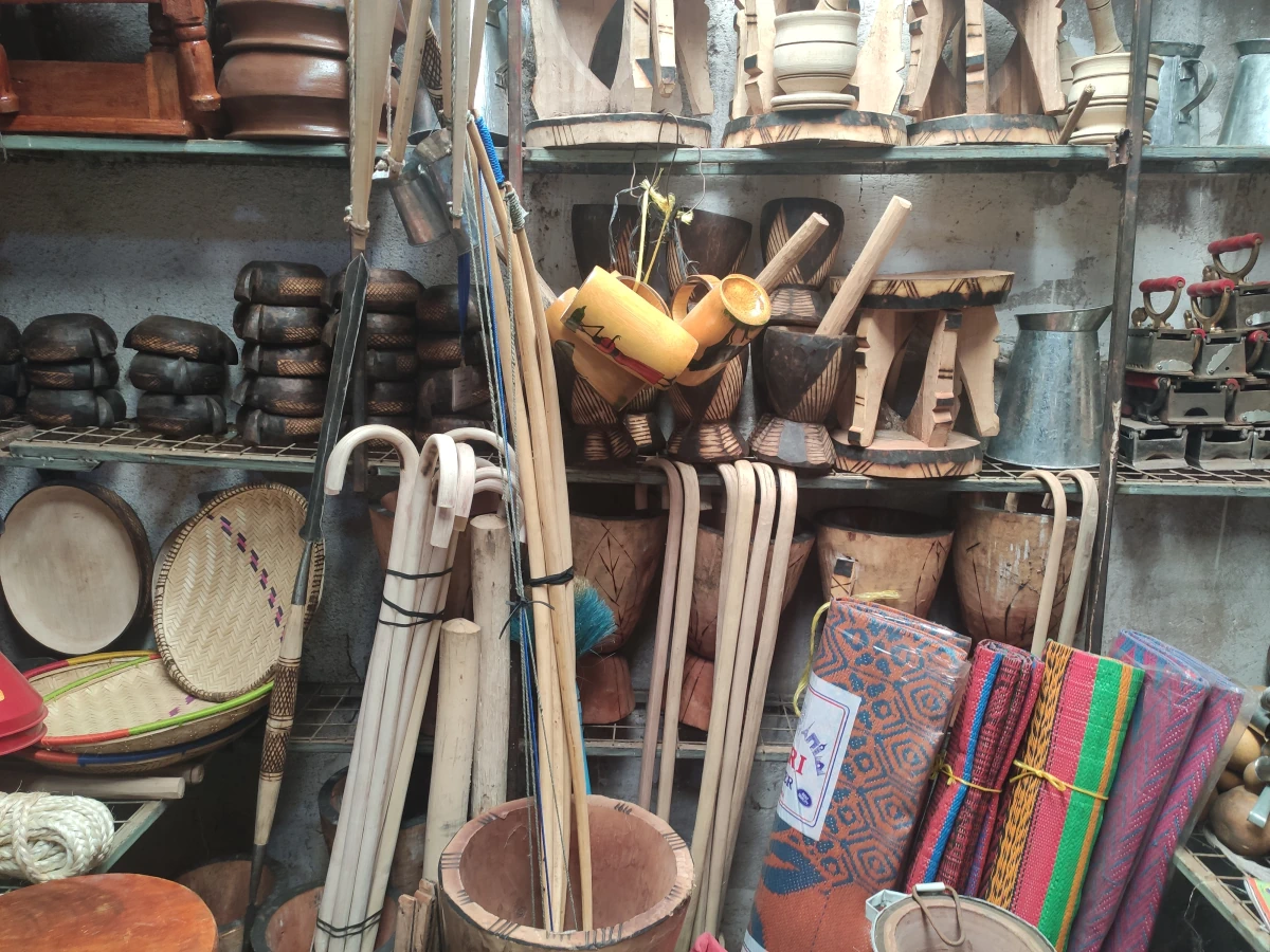 Traditionelle Handwerksgegenstände in einem Markt zwischen dem Ost-Ende der Chagga Street und Riadha Street in Moshi