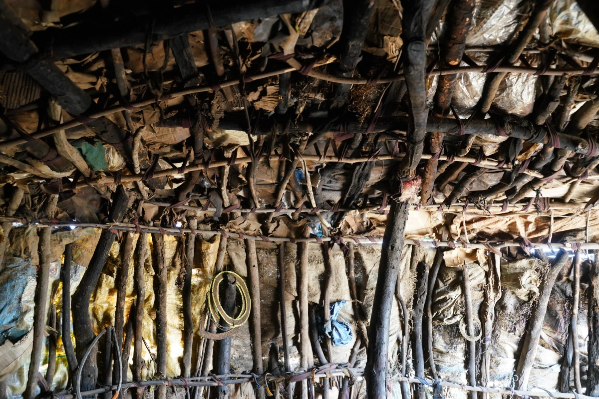 Wände und Decke einer typischen moderne Massai-Hütte von innen