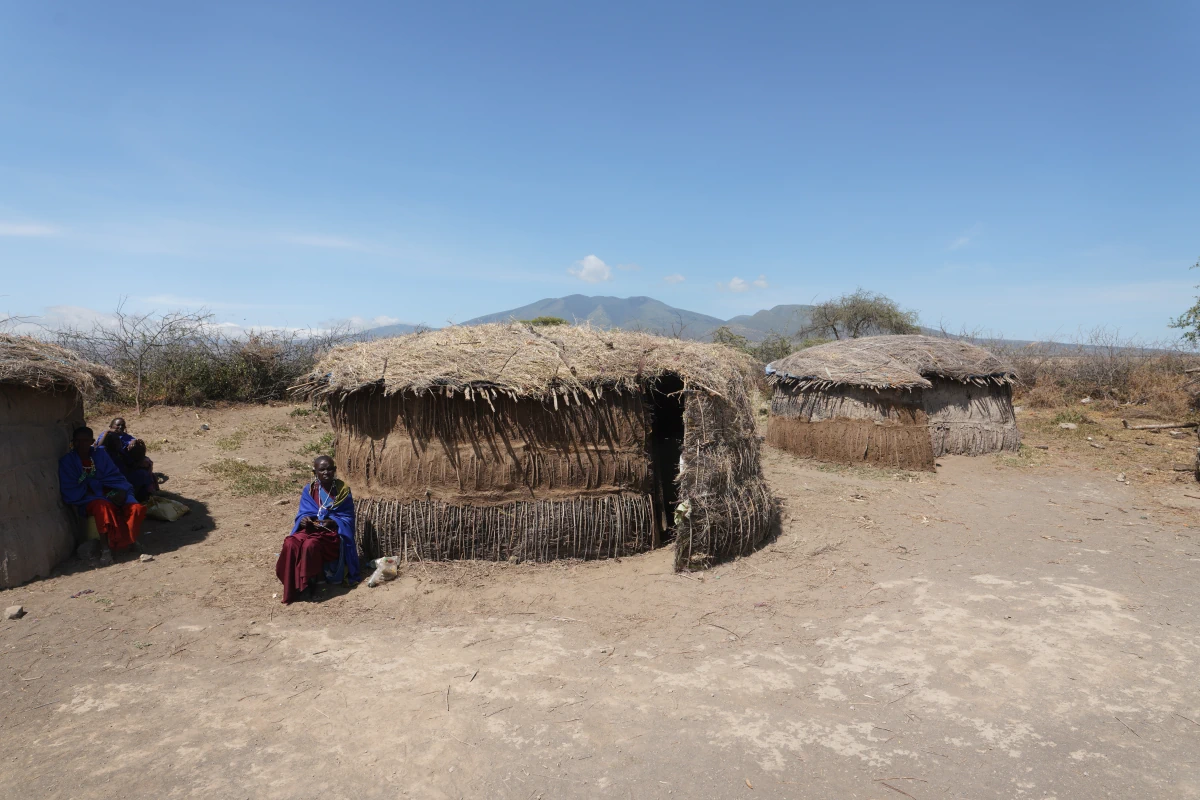 Die eben von innen zu sehende Massai-Hütte von außen