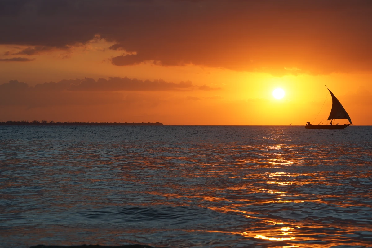 Sonnenuntergang in Stone Town (Sansibar-Stadt), links die Insel Bawe