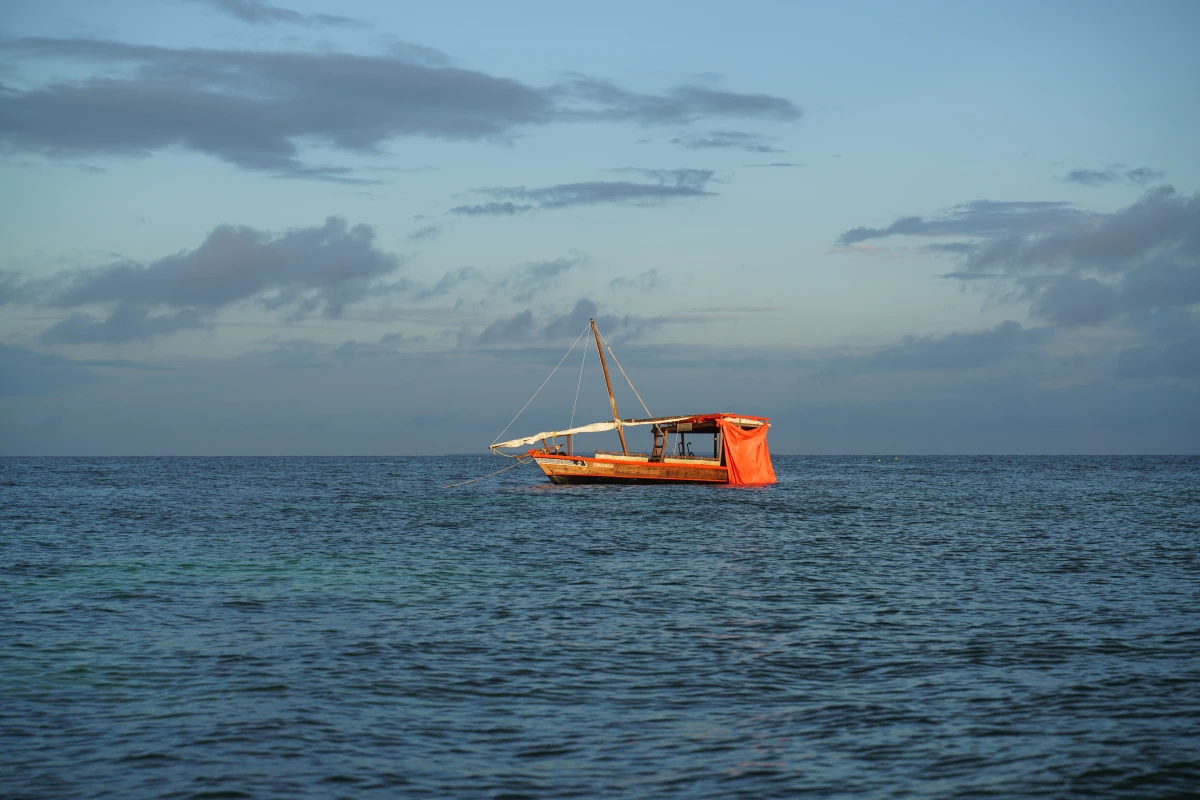 Boot am Strand von Dimbani auf Sansibar