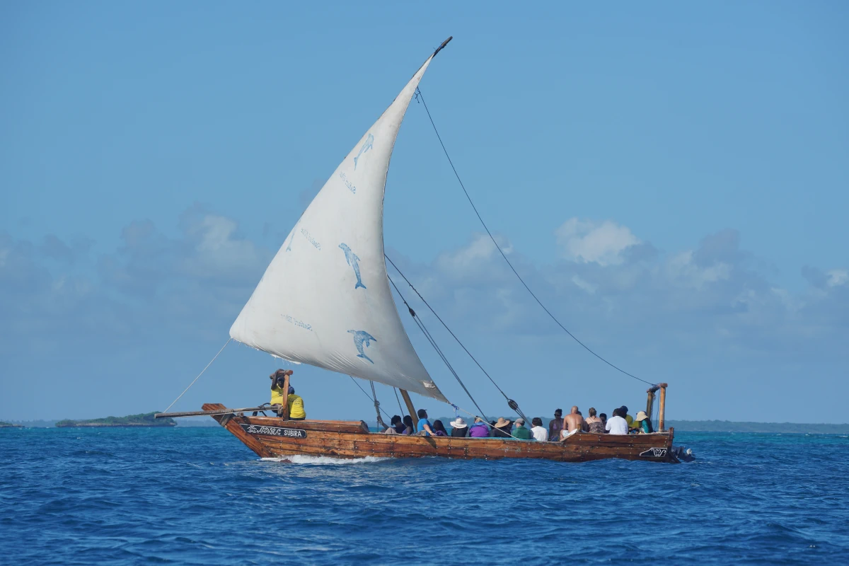 Ein Dau-Boot mit Segel auf dem Weg von Kwale nach Unguja (üblicherweise falsch Sansibar genannt)