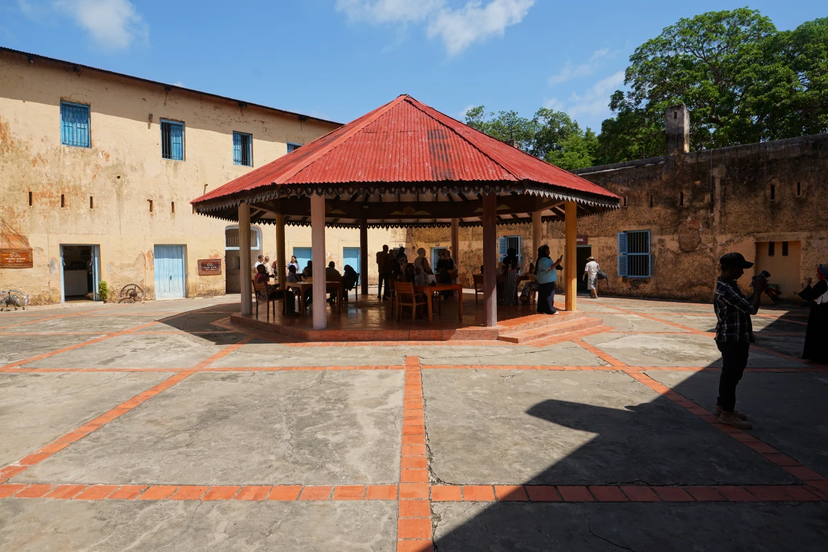Innenhof des Gefängnisses von Prison Island in Sansibar