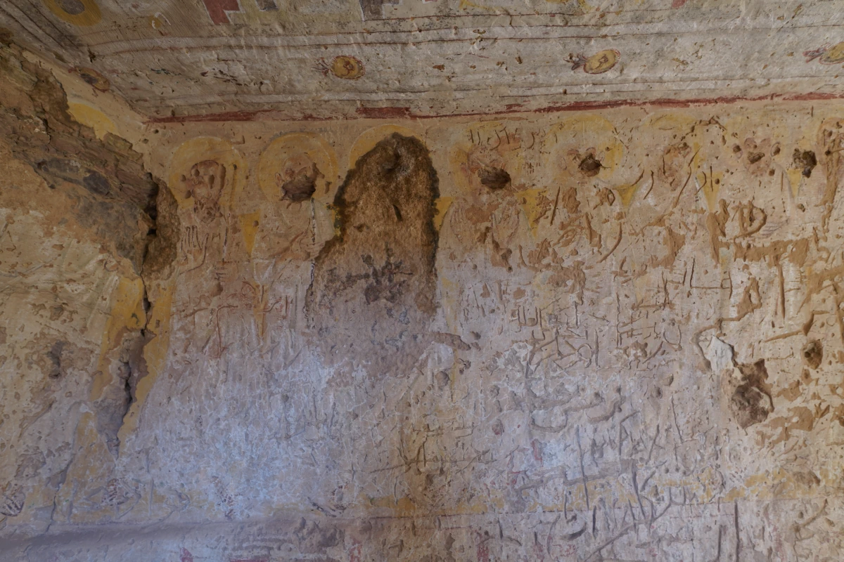 Stark beschädigte Heiligenbilder im Simeonskloster (Deir Anba Hadra) in Assuan