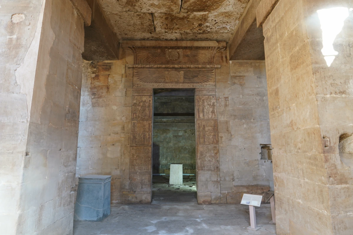 Im Isis-Tempel in Assuan