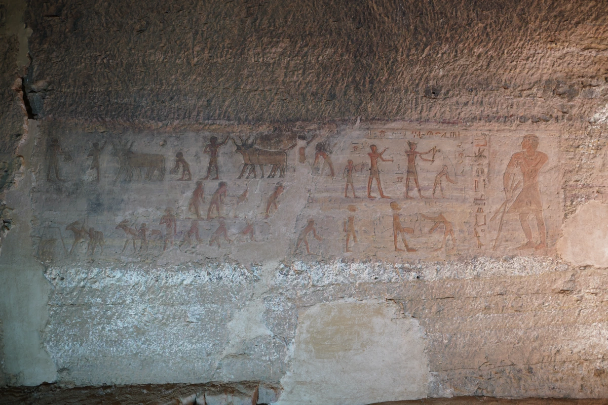Dieses Relief von Mechu (rechts) in seinem Grab (QH25) in Qubbet el-Hawa in Assuan zeigt, dass er nicht mehr richtig laufen konnte
