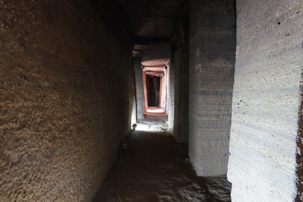 Blick vom Grab von Sabni (QH26) zum Grab von Mechu (QH25) in Qubbet el-Hawa in Assuan