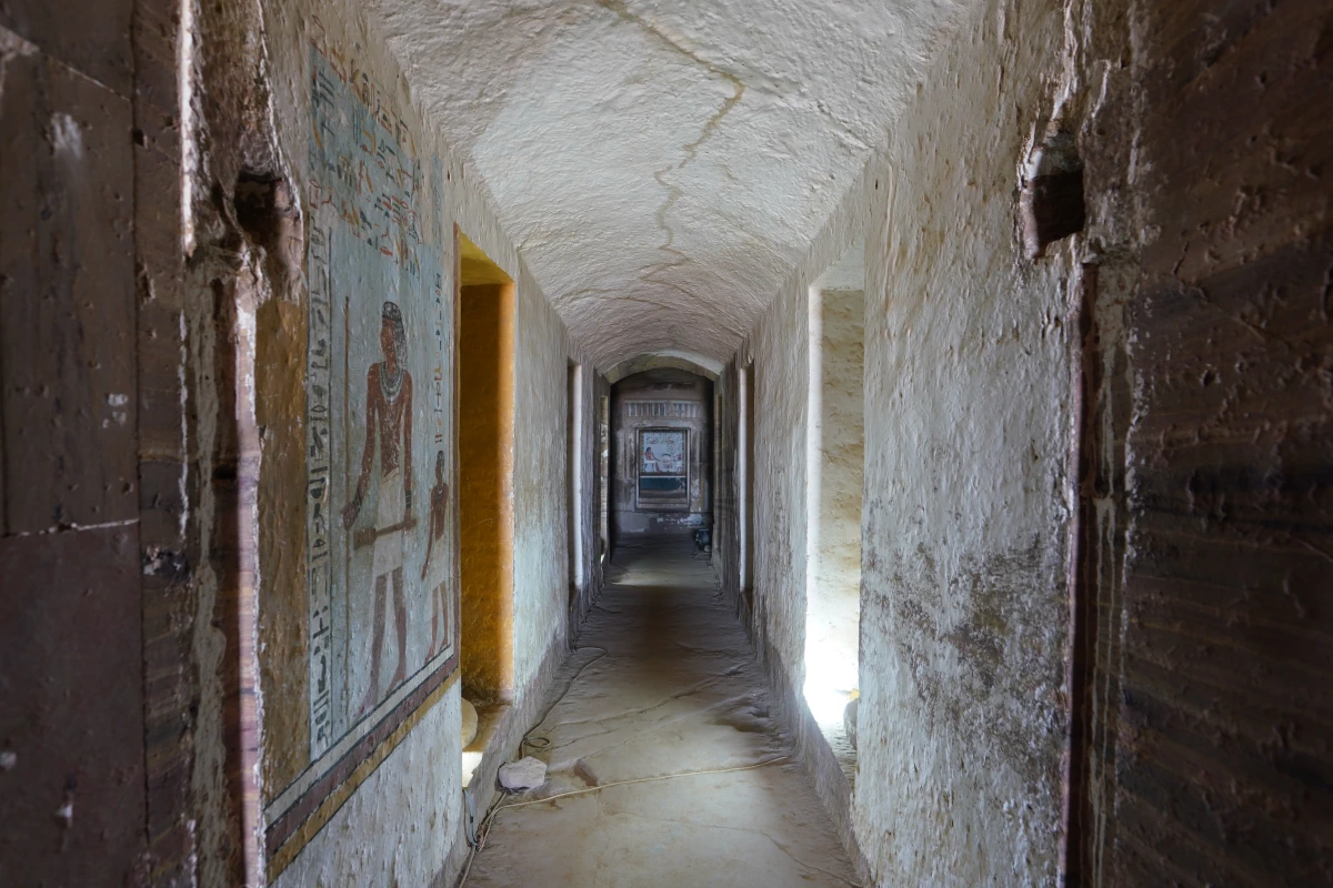 Sarenput II. mit Sohn (links) in seinem Grab (QH31) in Qubbet el-Hawa in Assuan