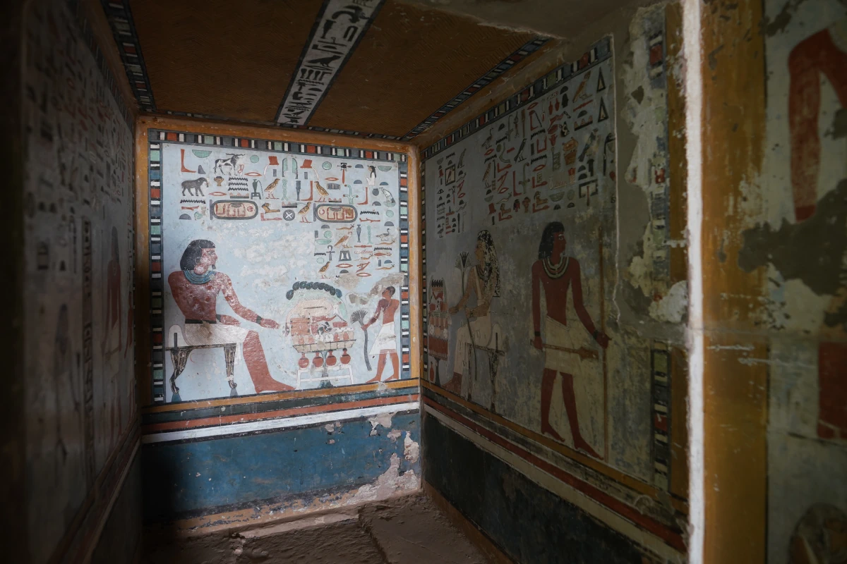 Sarenput II. (ganz links und ganz rechts) und seine Frau (rechts in gelb) in der Hauptkultnische seines Grabes (QH31) in Qubbet el-Hawa in Assuan