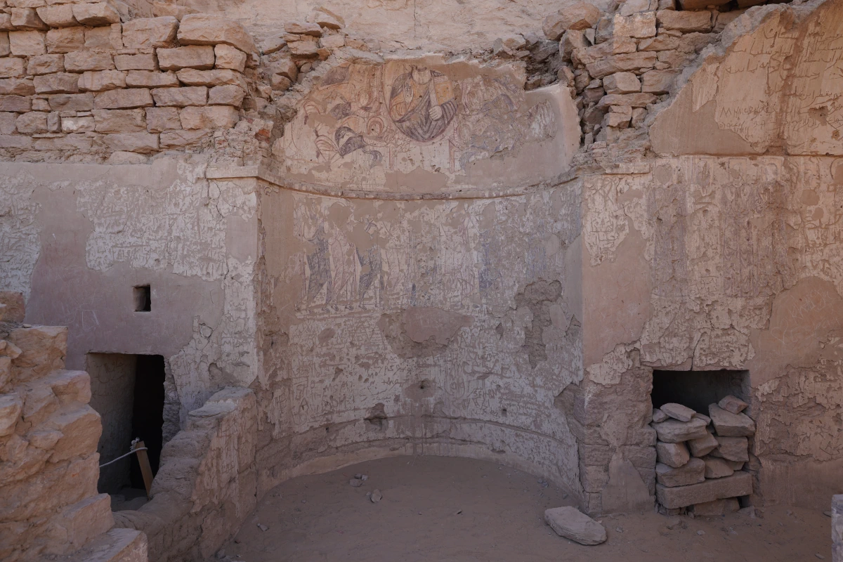 Im Grab von Chunes (QH34h) in Qubbet el-Hawa in Assuan wurde später von koptischen Mönchen eine koptische Kirche gebaut