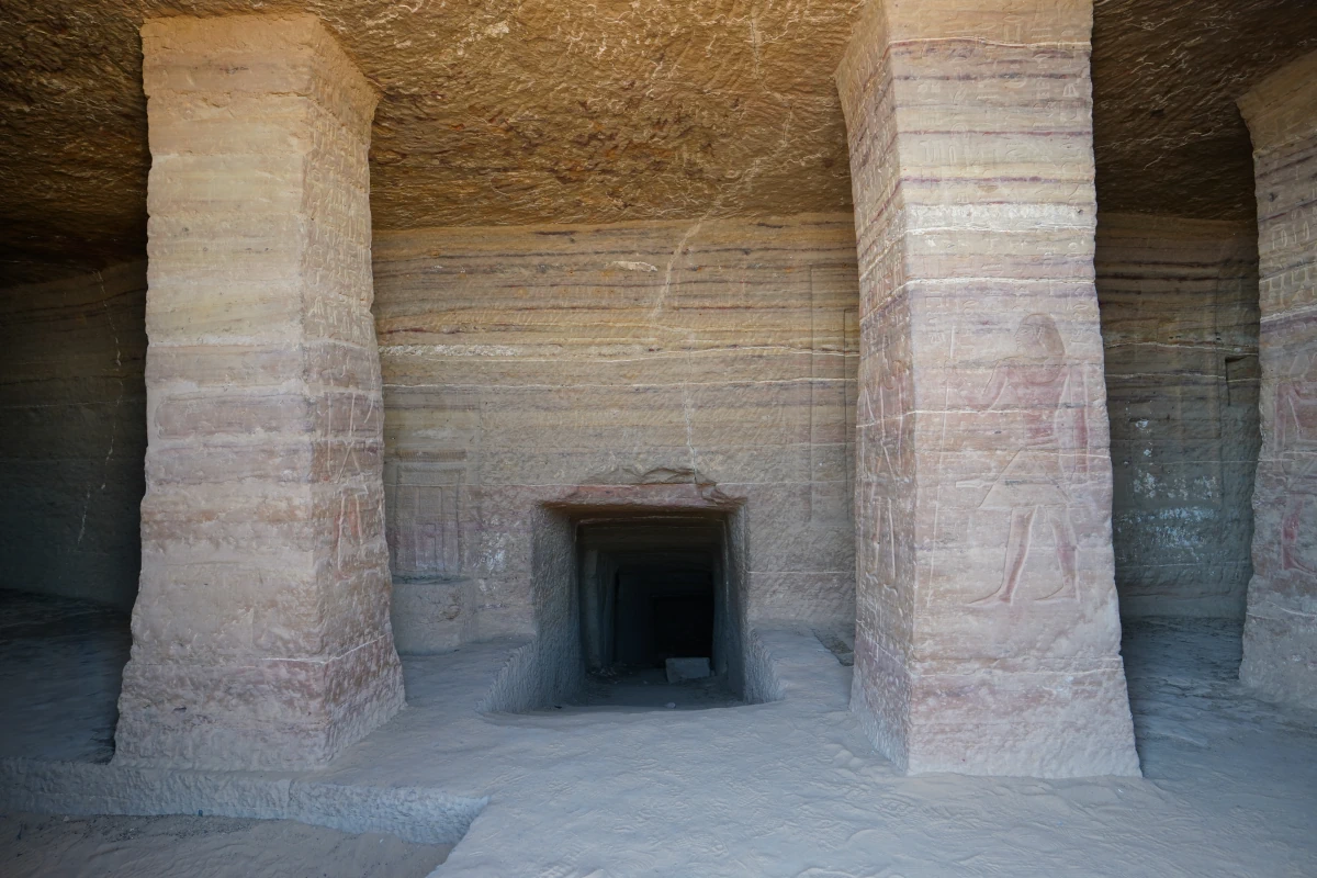 Das Grab von Her-chuf (QH34n) in Qubbet el-Hawa in Assuan weist zwei lange Stollen/Schächte auf und ist vermutlich das älteste