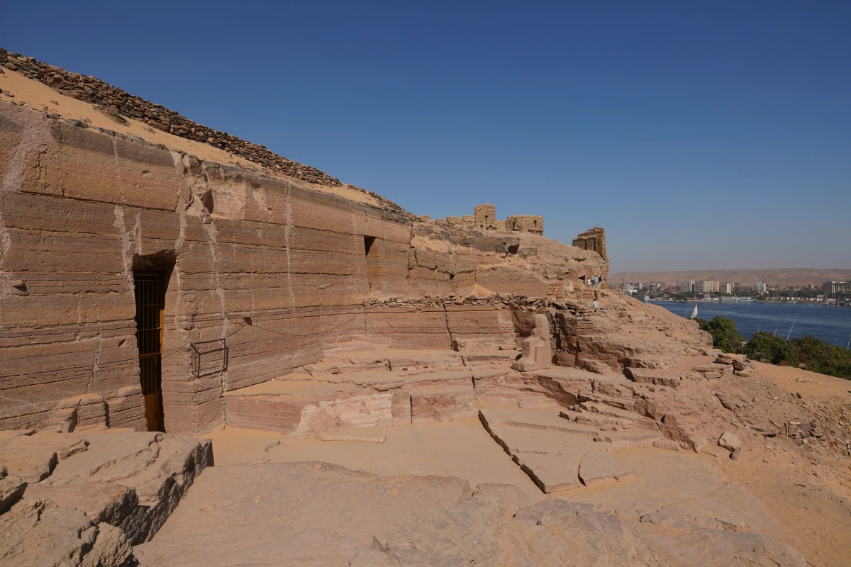 In Qubbet el-Hawa in Assuan, links ist QH30, oben eine Ruine