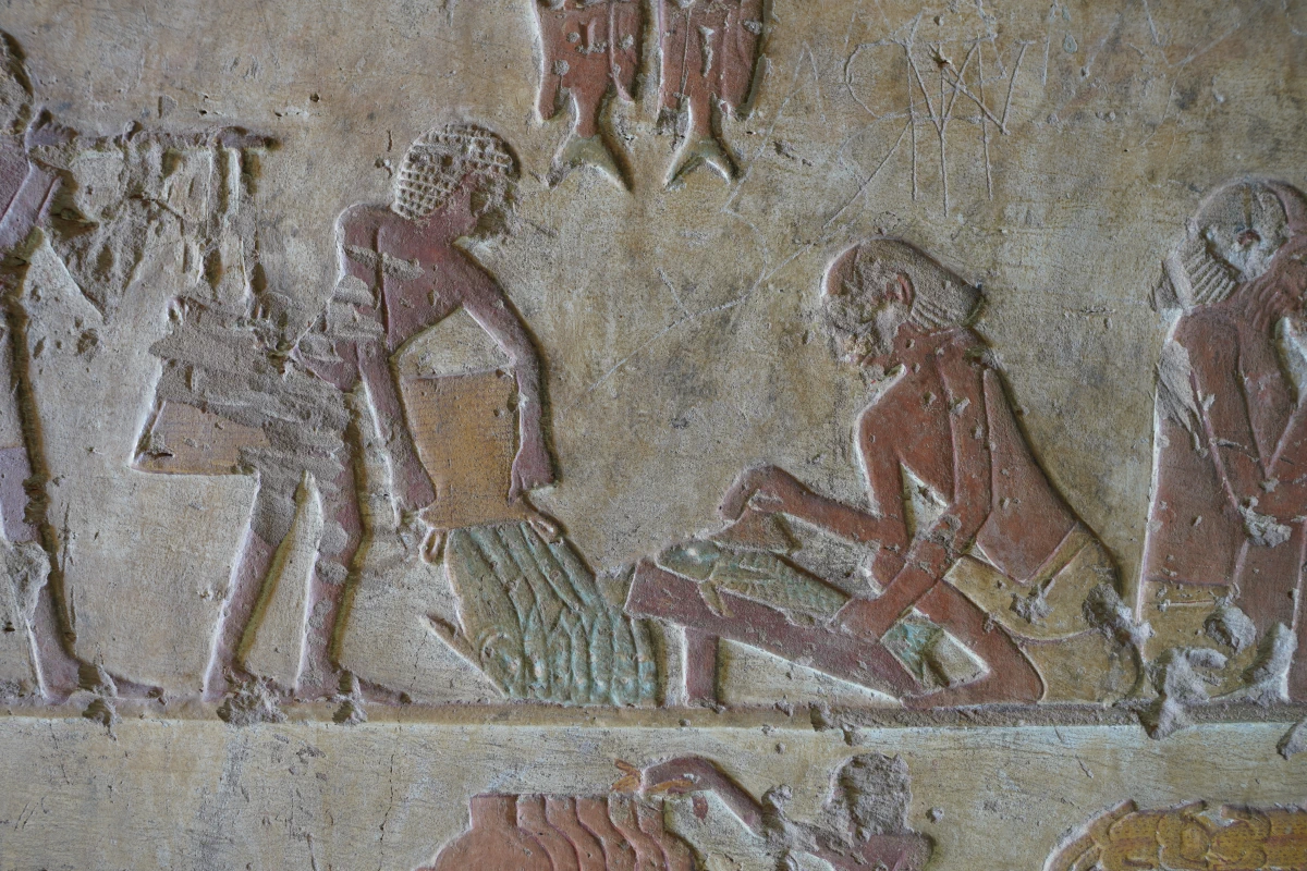 Relief mit dem Entschuppen eines Fischs im Grab des Paheri (EK3) in el-Kab